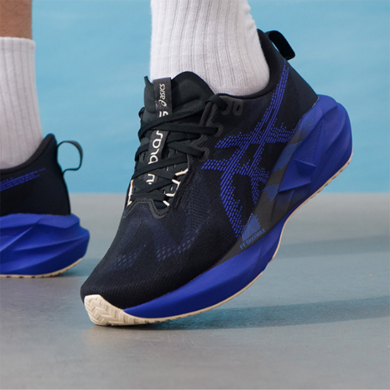 Asics NOVABLAST 5 Nero Blu Roy - Badminton Victory recensione e prezzo