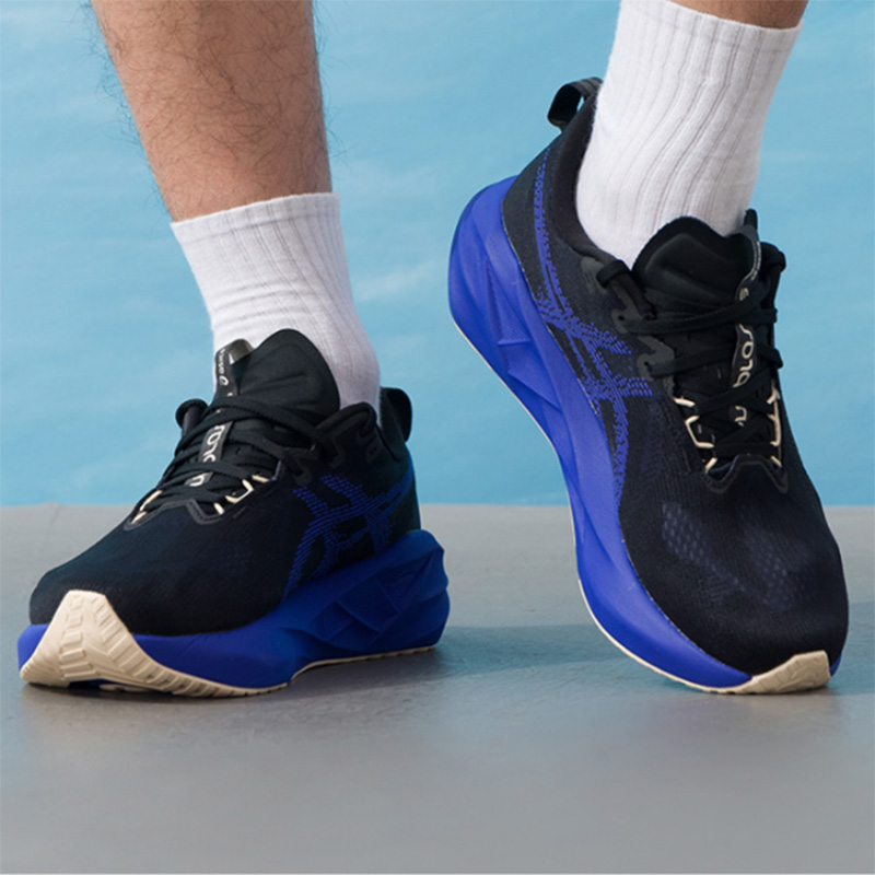 Asics NOVABLAST 5 Nero Blu Roy - Badminton Victory recensione e prezzo